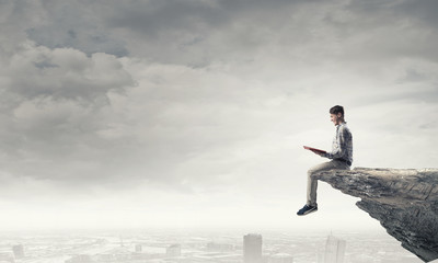 英皇娱乐公司和华谊兄弟传媒公司哪个签约的艺人比较多 华谊兄弟传媒股份有限公司